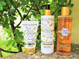 Gamme Beurre De Karite Miel Jeanne En Provence Des Soins Gourmands Et Sucres Beurre De Karite Jeanne En Provence Karite