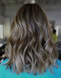 It is a sombre color pattern on some long thick locks, and it involves making the brown shade lighter as you move to the tips. Different View Of Ombre Highlights Kul Sac Renkleri Kumral Sac Renkleri Kumral Saclar