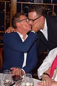 Die kreationen von guido maria kretschmer (53) werden von nationalen und. Kultur Showbiz Mallorca Hochzeit 2018 Guido Maria Kretschmer Ist Verlobt Pressfrom Deutschland