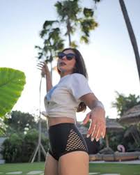 Hasil gambar untuk wulan guritno seksi bikini