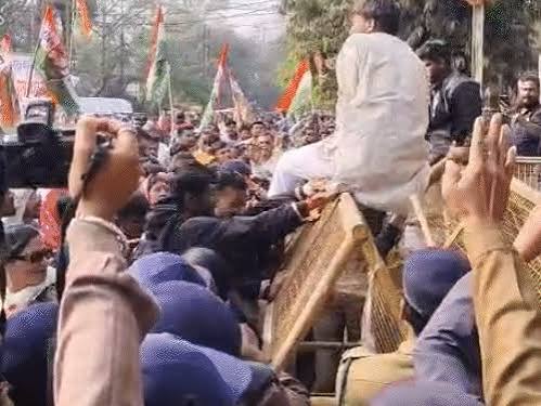 जबलपुर में बढ़ते अपराधों को लेकर कांग्रेस का प्रदर्शन: कार्यकर्ताओं ने एसपी ऑफिस का किया घेराव, धक्का-मुक्की हुई; विधायक बोले-संरक्षण दे ...