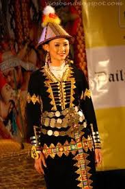 Pakaian tradisional suku kaum kadazan penampang dikenali sebagai 'sinuangga' yang dipakai oleh kaum wanita dan 'gaung' untuk para lelaki. My Minds My Thoughts My Feelings Pakaian Tradisional Etnik Sabah Traditional Dresses Sabah Festival Captain Hat