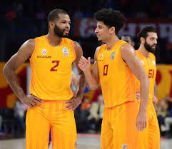 Buldum da bunuyormuş gibi olmasın ama parçalının omuz kısımları bayan forması gibi, o kısmı hoşuma gitmedi. Forma Kultur Ø¯Ø± ØªÙˆÛŒÛŒØªØ± Galatasaray Basket Takiminin Cubuklu Desenli Sari Formasi Futbol Takimi 7 Sezondur Sari Forma Giymiyor