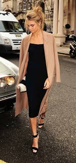Chic Black Midi Dress And Beige Coat Met Afbeeldingen Kleding Outfits Kleding Stijlen