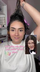 Cómo definir la parte superior de tu cabello rizado