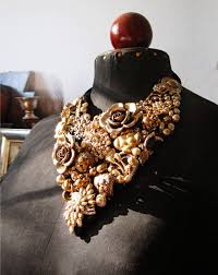 Diese filigran geflochtene kette besteht aus einzelfäden, die zu diese können je nach wunsch mit perlen, bändern oder dekosteinen verziert werden und so ganz. Statementkette Aus Altem Schmuck Easy Step By Step Nah Und Bastelanleitung Fur Alle Diy Begeisterten