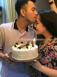 Natasha wilona disambut hangat oleh para sahabat, mendapatkan pelukan, beberapa kue ulang tahun, dan ucapan sekaligus doa. Air Mata Jadi Perjuangan Nagita Slavina Bikin Kue Ultah Raffi Ahmad