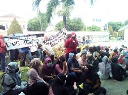 Gaji umk kabupaten pemalang, uang makan, insentif kehadiran, bonus. Aksi Unjuk Rasa Karyawan Pt Indonesia Victory Garmen Terkait Penundaan Gaji Dan Thr Bharata News