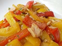 Assicuratevi che il tonno sia fresco così che possa essere solo leggermente scottato, preparate le cipolle in agrodolce e accompagnate il piatto ad un calice di vino bianco fresco. Peperonata In Agrodolce Al Tonno