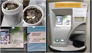 Seorang pelajar menderma duit syiling. Cara Mudah Tukar Duit Syiling Terkumpul Guna Mesin Duit Terus Masuk Akan Bank