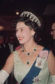 Nieta de la reina isabel ii da a luz en el baño de su casa tras no llegar al hospital. La Crema Antienvejecimiento Que La Reina Isabel Ii Utiliza Cuesta Menos De 5 Euros Y Es De Una Firma Britanica Historica En 2021 Joyas De La Corona Real Tiaras Reales Reina Isabel Ii