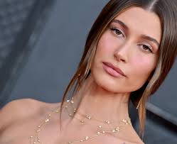 Hailey Bieber w skórzanej mikro sukience na randce z mężem. To najbardziej  zmysłowa mała czarna jaką kiedykolwiek widziałyście