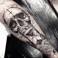 Cross tattoo can have various meanings 1. Schadel Mit Umgekehrtem Kreuz Auf Die Stirn Sanduhr Und Blume Tattoo Im Gravur Stil Tattooimages Biz