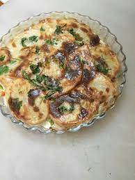 صينية بطاطس بالفرن لذيذة وطعمة 1 طبقه بطاطس حلقات والطبقه الثانيه 2 دجاج مسلوق ومفروم وعليه جزره مقطعه صغير وفلفل رومي حبه مقطعه وكزبرة وب cooking food meals