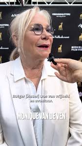 ✨ NFF MOMENTS met een stralende @isiscabolet op de rode loper. Door de hulp  van vriendin @carolienspoor was ze klaar om haar prijs in ontvangst te  nemen 🎀