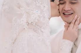 Sah menyandang status sebagai suami istri, rezky mendaratkan citra kirana dan rezky aditya. 10 Pemotretan Romantis Citra Kirana Rezky Aditya Pasca Resepsi Nikah