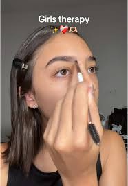 Hasta con el cabello enredado en la pinza es terapia 😅 #girls #maquillaje  #medellin #grwm #paratiiiiiiiiiiiiiiiiiiiiiiiiiiiiiii