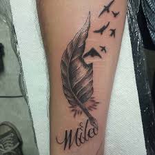 Name Tattoo With Feather Isim Dovmesi Tuy Ile Kus Tuyu Dovmeleri Erkek Dovmeleri Dovmeli Kadin