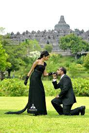 A pastel wall paired choosing a transitional style dining set, complete with upholstered armless chairs, and flanking the bleached wood floors and coordinating dining table look right at home against this beautiful muted. Pre Wedding Photos Borobudur Temple 7 Foto Prewedding Di Candi Borobudur Tanusha Dashant Fotografer Pernikahan Prewedding Wedding Photographer Jogja Yogyakarta Indonesia