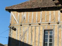 Torchis Villereal Une Bastide De Dordogne Apres Plusieurs Decenies D Utilisation D Enduits Hydrauliques Sur Timber Frame Timber Frame Homes Straw Bale House