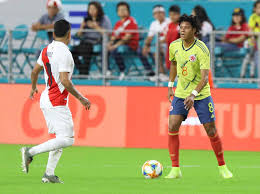 En lo que fue una de las grandes sorpresas de la primera ronda, perú le ganó a brasil, con un gol muy polémico, y se. Seleccion Colombia Derroto A Peru Sobre La Hora En Amistoso Fecha Fifa Antena 2