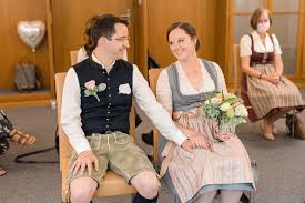 Die folgende liste enthält 14 ergebnisse für die suche nach standesämter in münchen sortiert nach postleitzahlen. Hochzeit Im Standesamt Mandlstrasse Munchen Und Englischer Garten