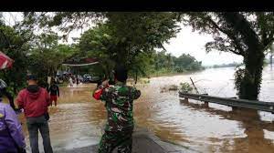 Banjir sudah meluas, imbuh kepala pelaksana badan penanggulangan daerah (bpbd) karawang yasib nasrudin dikutip dari. Jalan Penghubung Karawang Bogor Terendam Banjir Di Dua Titik Sore Ini Motor Diimbau Tak Melintas Tribun Jabar