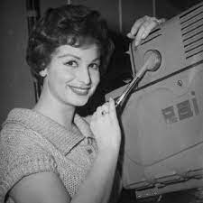 La televisione nelle case degli italiani era ancora cosa rara tanto che i genitori per poter vedere il suo . 4qw8ioxrruaxgm