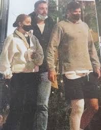 Η γνωστή τραγουδίστρια σύμφωνα με δημοσίευμα της εφημερίδας λοιπόν δέχθηκε πρόταση γάμου από τον αγαπημένο της ποδοσφαιριστή, αλμπέρτο μποτία. Elenh Foyreira Almperto Mpotia To Spiti Poy Agorasan Kai H Romantikh Bolta Sth Glyfada