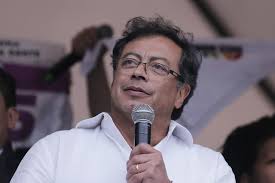 Gustavo petro siempre se ha mostrado abiertamente de acuerdo con el proceso de construcción de paz en el país, luego de haber hecho parte de la desmovilización de la guerrilla del m19, de la que empezó a ser miembro cuando tenía 17 años en 1977 y en la que llegó a ocupar una importante. Perfil Gustavo Petro Un Hombre De Controversia