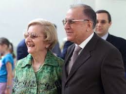Mulțumirea lui ion iliescu era, însă, umbrită de zecile de urlete ale protestatarilor adunați, pe o mă aflam în mașina prezidențială pe locul din stânga, spate, și președintele iliescu stătea pe locul din. Ion Iliescu And Nina Iliescu Dating Gossip News Photos