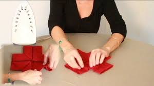 Decorer Une Table De Noel Avec Un Pliage De Serviette En Forme De Flocon Video Sur Deco Fr Pliage Serviette Serviettes Et Pliage