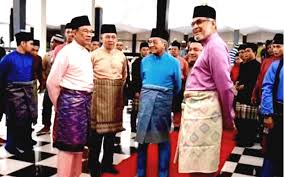 Sultan ibrahim ismail of johor, malaysia is passionate about cars and motorcycles, as seen in his collection of over 300 vehicles. Menteri Terima Surat Istana Selepas Tiru Pakaian Tradisi Diraja Johor Free Malaysia Today Fmt