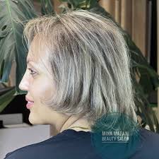 فیس فریم زیبا برای دختر قشنگمون 🩵 فیس فریم یعنی قاب لطیفی از مو، که صورتت  رو مثل یه تابلوی ظریف نقاشی، زیباتر و خاص‌تر نشون می‌ده. ساده، دخترونه، و پر