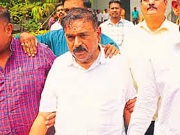 अशोक खरातचा बनावट खात्यातून 52 कोटींचा घोटाळापरदेशात पलायनाच्या तयारीचा असल्याचा तपासातून उलगडा