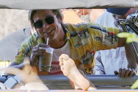 Brad Pitt On Once Upon A Time In Hollywood Set Photos In 2020 Brad Pitt Brad Pitt Sunglasses Brad