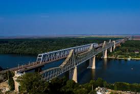 Se va circula cu restrictie de tonaj masa totala autorizata < 50 to si este interzis autovehiculelor de a circula fara a mentine intre ele un interval de cel putin 50 m. Cernavoda Bridge Romania