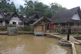 Bagian utara berbatasan dengan laut flores, bagian selatan berbatasan. Belajar Bijak Dari Kampung Naga