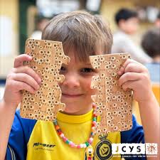 🦉 Happy Passover from the Owls in Highland Park! Last week we: 😓 Learned  how the Jews were slaves in Egypt 🌿🥚Explored the Seder Plate's symbolic  foods 📖 Discovered the Haggadah -