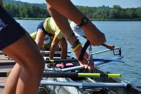 Siede a poppa della iole; Il Canottaggio E 2010canottiericandia Sport Natura Formazione Socialita Volontariato
