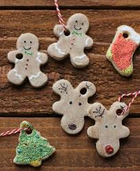 Figurine De Noel En Pate A Sel A Fabriquer Avec Les Enfants Figurines De Noel Deco Noel Chaussette Noel