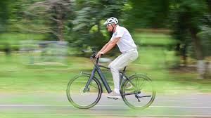 Sunt foarte puţine piste şi de foarte multe ori împarţi banda de mers cu automobilişti de obicei foarte nervoşi şi foarte deranjaţi de existenţa bicicliştilor, spune klaus iohannis, prezent la o dezbatere organizată cu prilejul zilei mondiale a bicicletei. Cat CostÄƒ Bicicleta Cu Care A Mers Klaus Iohannis La Cotroceni Mesajul Primit De PreÈ™edinte Pentru Alegerea Sa