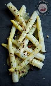 Asperges Blanches Vinaigrette Et Noisettes Torrefiees La Cuisine D Elise Et Julie Recettes De Cuisine Cuisine Cuisine Et Boissons