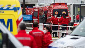Track breaking portugal coronavirus headlines on newsnow: Coronavirus Leaves Portugal S Hospitals In A State Of Emergency Coronavirus And Covid 19 Latest News About Covid 19 Dw 03 02 2021