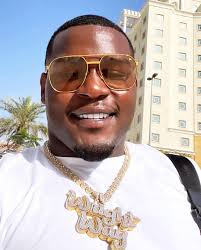 Jonathan the hairstylist stopped by Bria and Shay's house to give them a  gift. He is doing their hair today, stay tuned! Check comments.