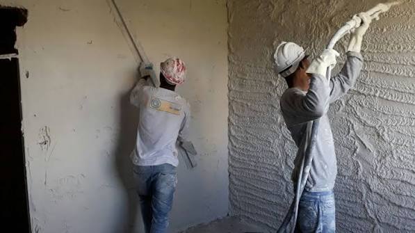 Résultat plâtre projeté lissé — mur intérieur blanc parfait