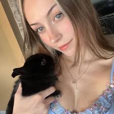 Katelyn Oliver's Instagram, Twitter & Facebook