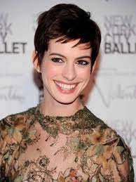 アン ハサウェイは漆黒ラインでモード偏差値up ショートのヘアスタイル 髪型 アンハサウェイ