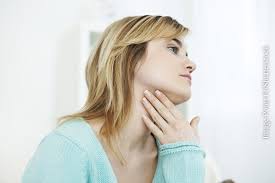 Sekret und verunreinigungen können sichtbar sein. Kropf Hals Selbst Kontrollieren