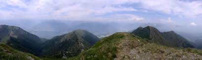Le sponde a est sono in lombardia, quelle a ovest in piemonte, mentre la parte a nord fa parte della confederazione elvetica. Monte Tamaro